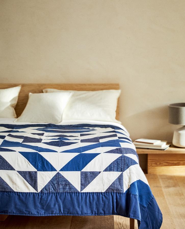 ¿Un dormitorio que nos recuerde a Creta? Es posible y gracias a este espectacular edredón (99,99 euros) de Zara Home con acabado de patchwork. Mide 160x200 centímetros.