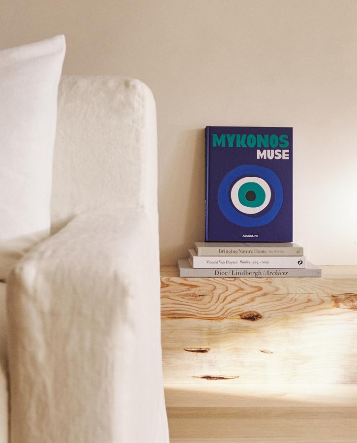 Los libros nos trasladan a sitios pero también ayudan a decorar espacios. Añade un libro azul como este disponible en Zara Home por 95 euros.