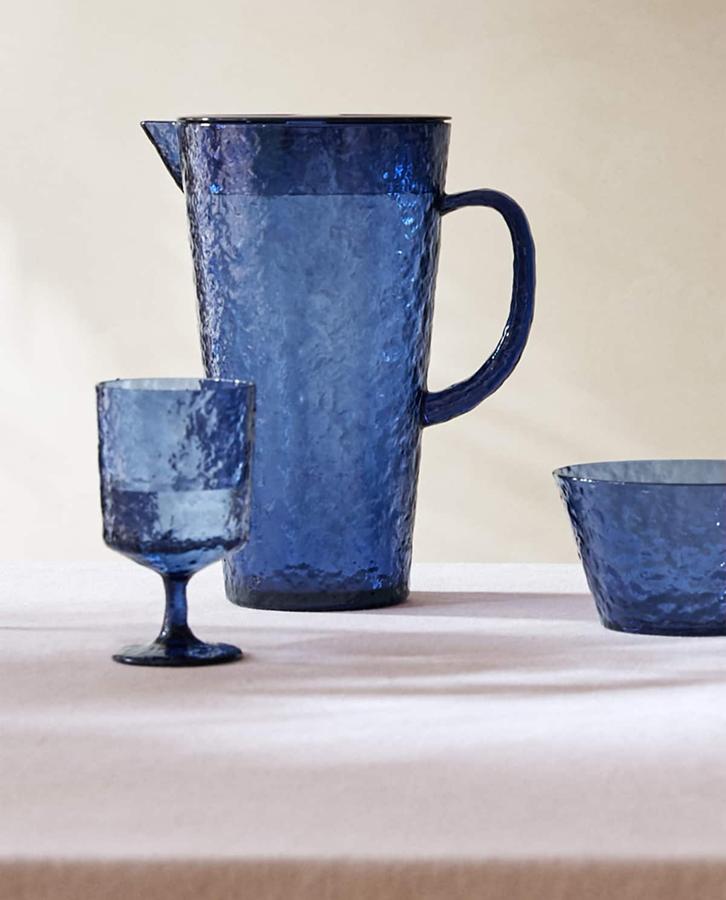 Disfrutar de una mesa bien decorada es sencillo, y más con este set de menaje compuesto por ensaldera, copa, vaso, jarra y cuenco. Cuesta entre 3,99-15,99 euros.