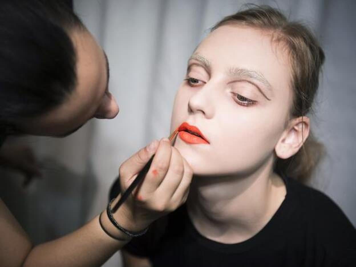 Pincha en la imagen y descubre 11 labiales líquidos y permanentes para poner en práctica este truco y lucir una boca perfecta durante horas.