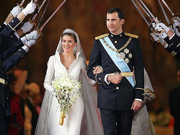 Todos los detalles sorprendetes (y los significados ocultos) que no vimos en el vestido de novia de doña Letizia en su boda con el Príncipe Felipe