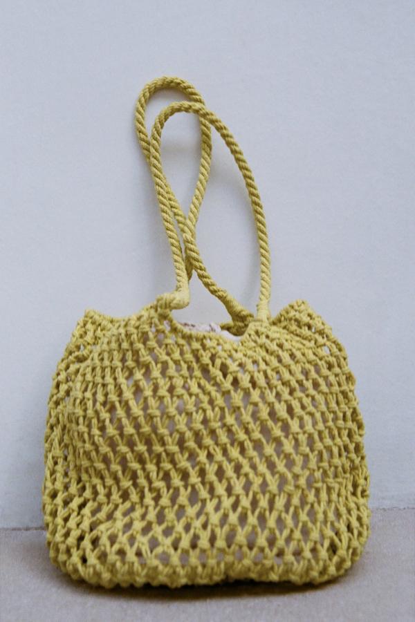 Bolso calado en color verde lima de Zara (19,99 euros)