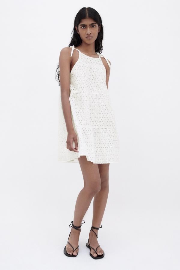 Mini vestido blanco con calados de Zara (29,99 euros)