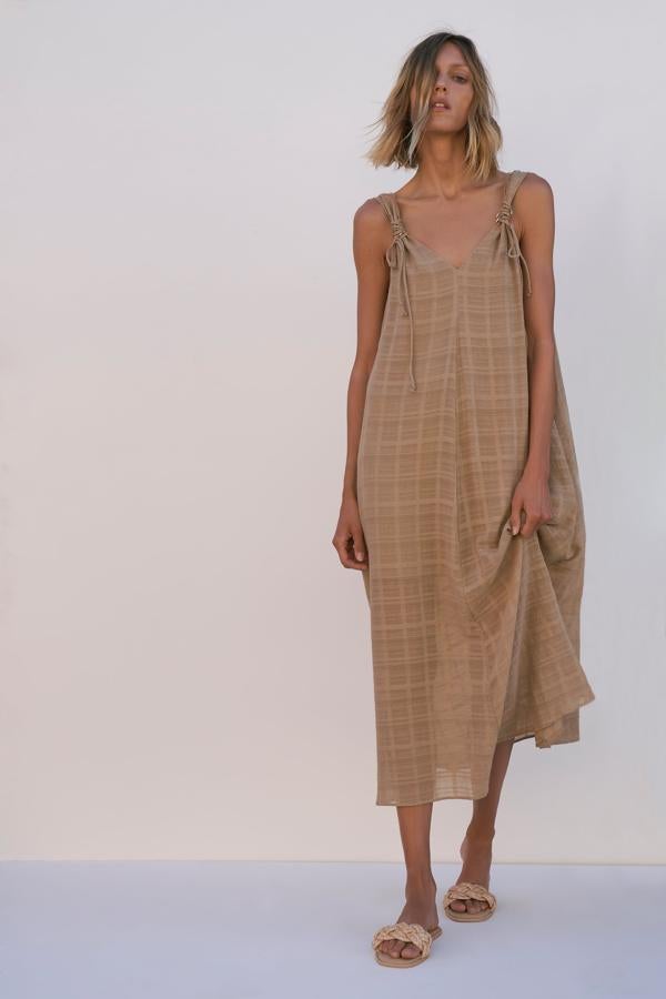 Vestido midi en color arena de Zara (39,99 euros)