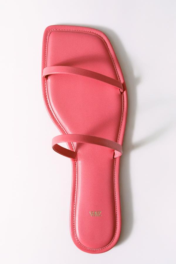 Sandalias planas con tiras de color rosa fresa de Zara (29,99 euros)