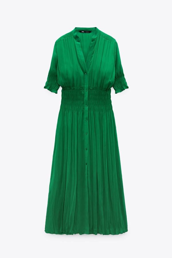 Vestido verde camisero en tejido satinado de Zara (39,99 euros)