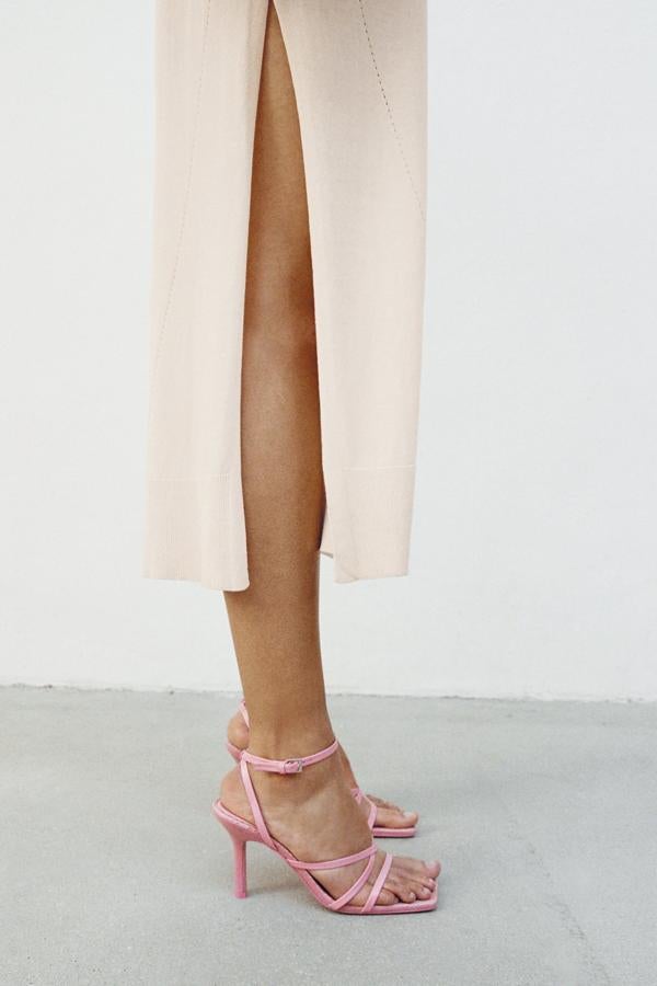 Sandalias de tacón alto con tiras cruzadas en color rosa con suela de yute de Zara (49,99 euros)