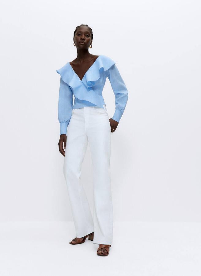 Blusa de manga larga con escote de pico y volantes cruzados, de Uterqüe (69 €).
