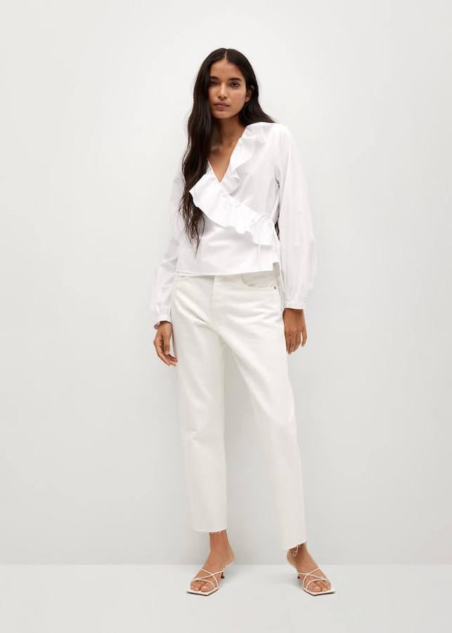 Blusa de manga larga con escote de pico y volantes cruzados, de Mango (29,99 €)