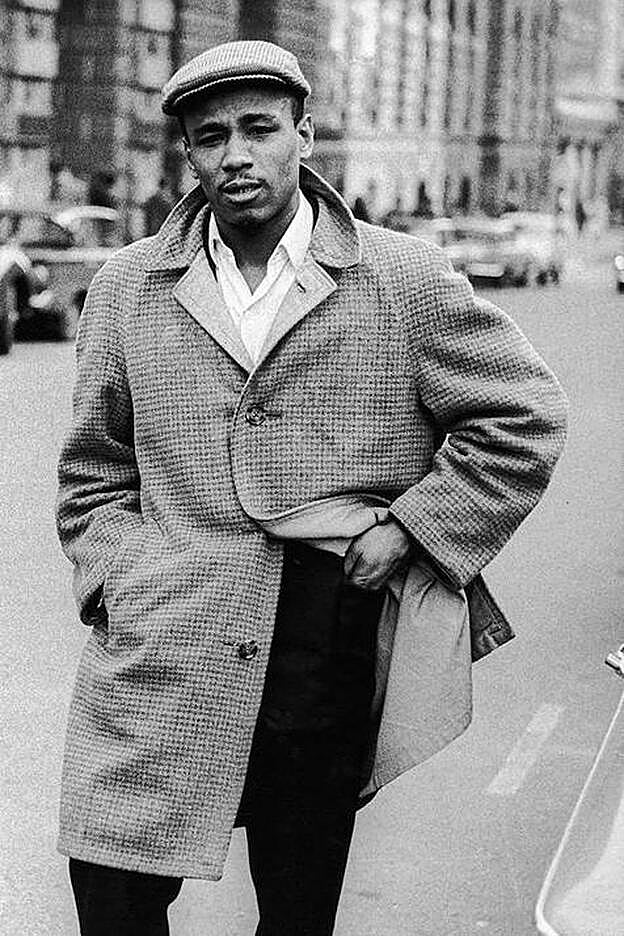 Aloysius Lucky Gordon, en 1963, llegando al juicio donde se le condenó por agresión violenta.