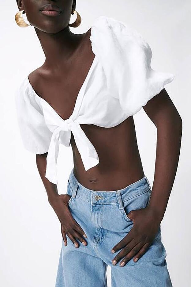 El cuerpo es corto y tiene el escote de pico