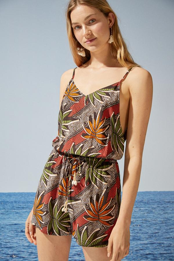 Con estampado tropical en tonos verdes, este mono corto con tirantes y tejido fluido tiene un precio de 19,99 euros (antes 24,99 euros).