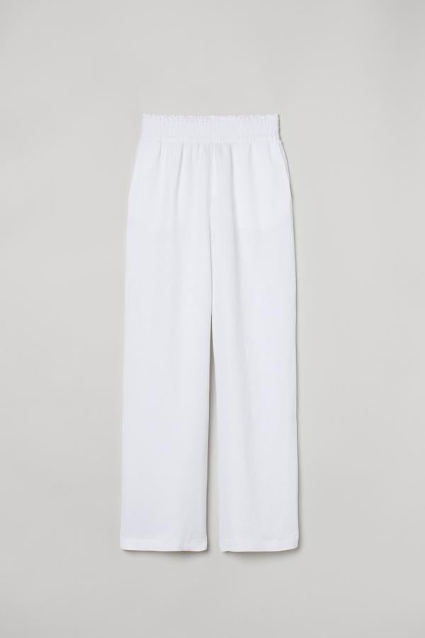 Disponible en blanco, negro o gris, este pantalón de talle alto con cintura elástica cuenta con bolsillos en las costuras laterales y perneras amplias. Tiene un precio de 19,99 euros.
