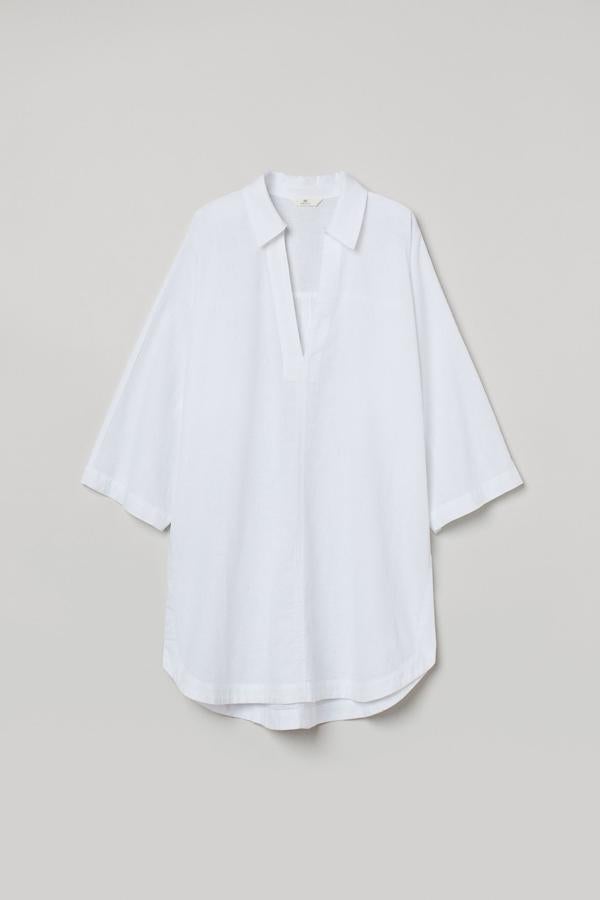 En mezcla de lino y algodón, esta túnica de color blanco con cuello, abertura de pico y canesú en la espalda tiene un precio de 29,99 euros.