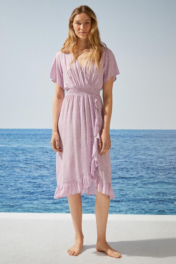 En color rosa, este vestido midi cruzado con estampado de topos cuenta con escote de pico y volantes en el bajo. Tiene un precio de 27,99 euros (antes 34,99 euros.)