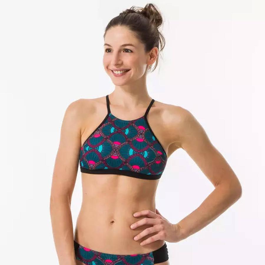 El cuello halter proporciona una gran sujeción, ya que está pensado para mujeres que practican deportes acuáticos. Este de color verde azulado con estampado se vende por 14,99 €.
