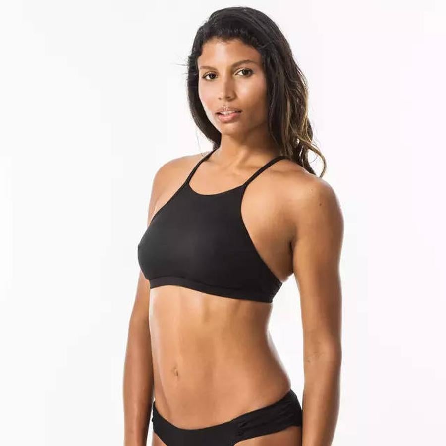 Este biquini de cuello halter en color negro cubre todo el pecho y cuenta con una bonita espalda cruzada. Tiene un precio de 9,99 €.