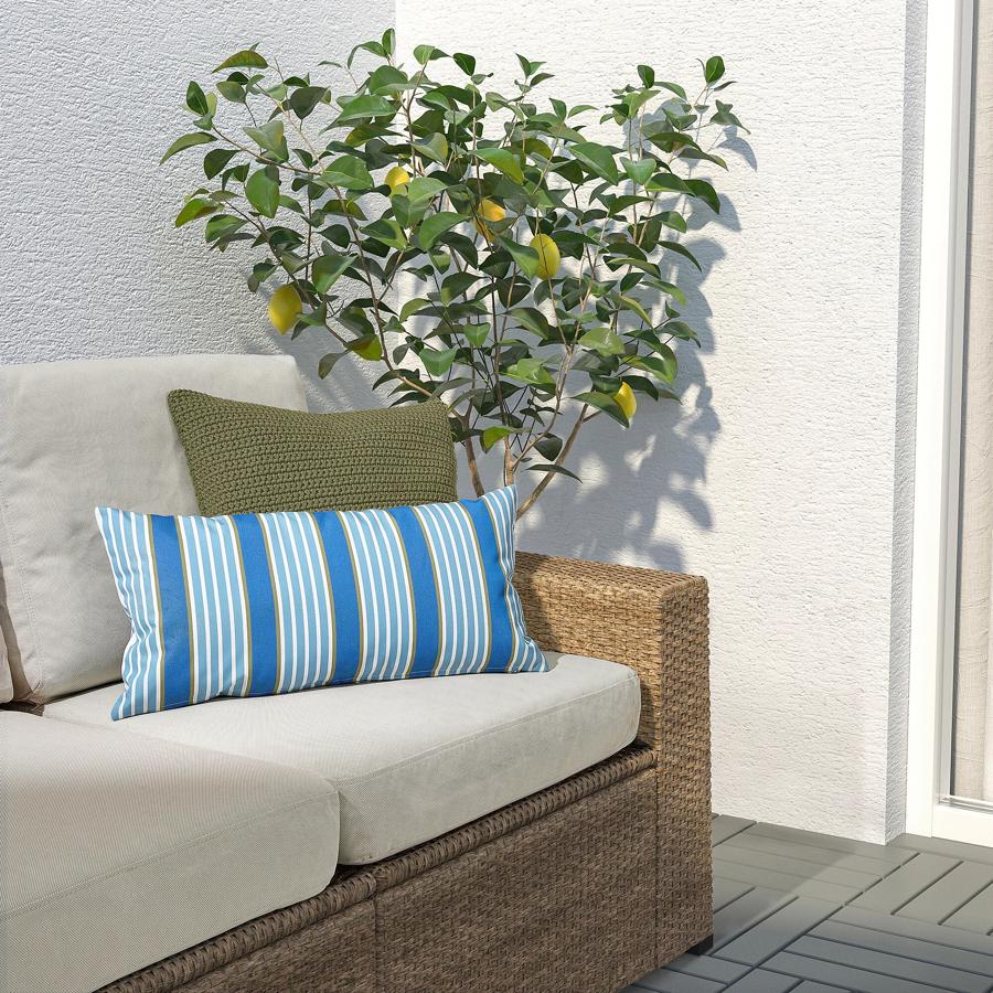 Este cojín de rayas, disponible en azul o en verde, mide 30x58 centímetros y tiene un precio de 7 euros.