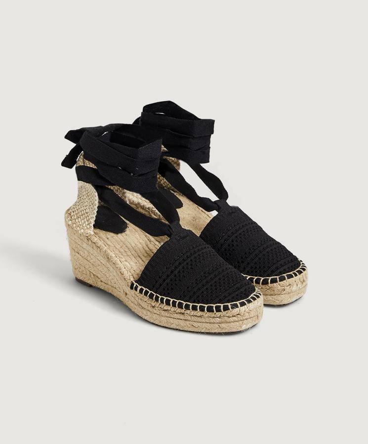 Con tejido elástico en color negro, estas cuñas de yute tienen una altura de 7,5 centímetros y un precio de 27,99 euros.