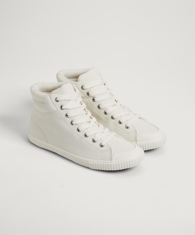 Estas deportivas abotinadas en color crudo con detalle de tejido acolchado alrededor del tobillo cuentan con cierre mediante cordones y tienen un precio de 25,99 euros.