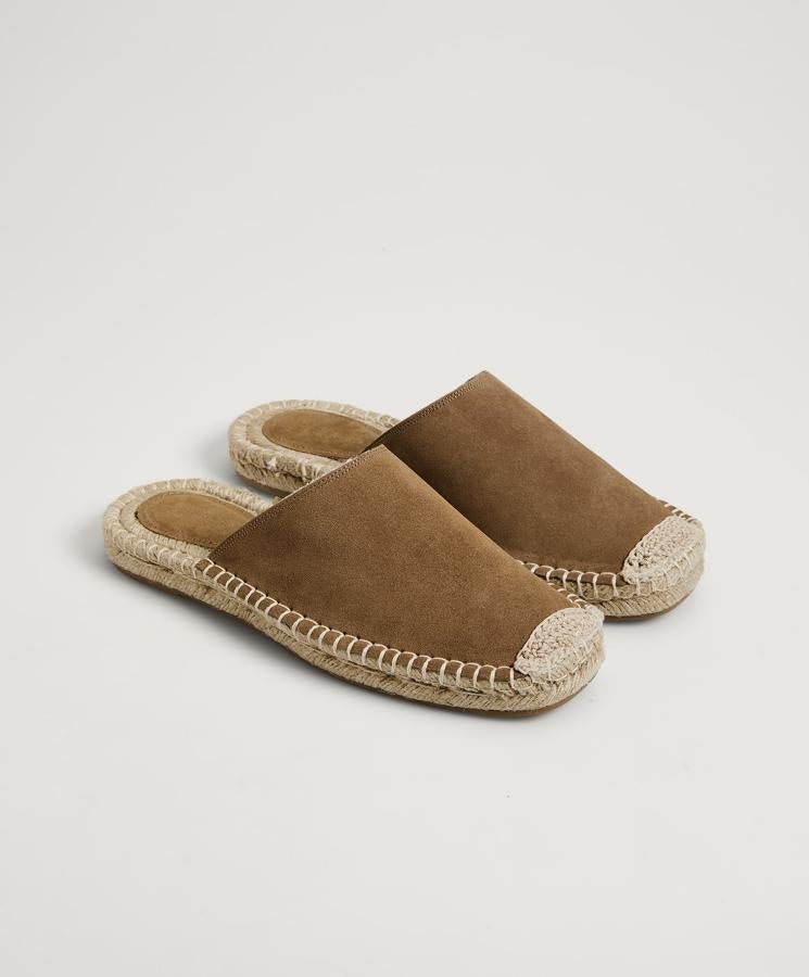 Esta espardeña destalonada con suela de yute y corte de serraje en color marrón tiene un precio de 25.99 euros.
