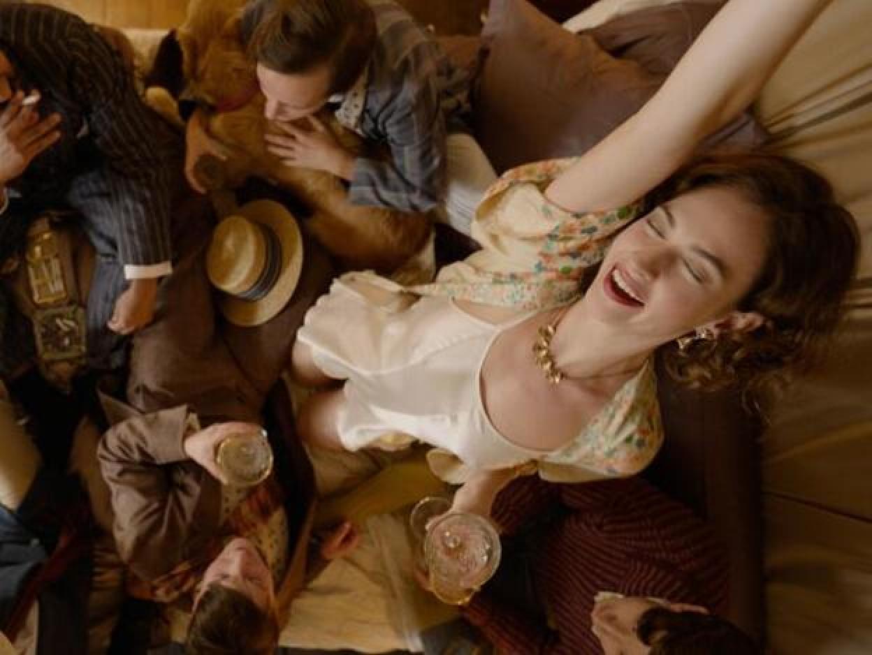 Imagen de The pursuit of love, la serie de la BBC que está arrasando en Inglaterra y que se basa en una novela de Nancy Mitford.