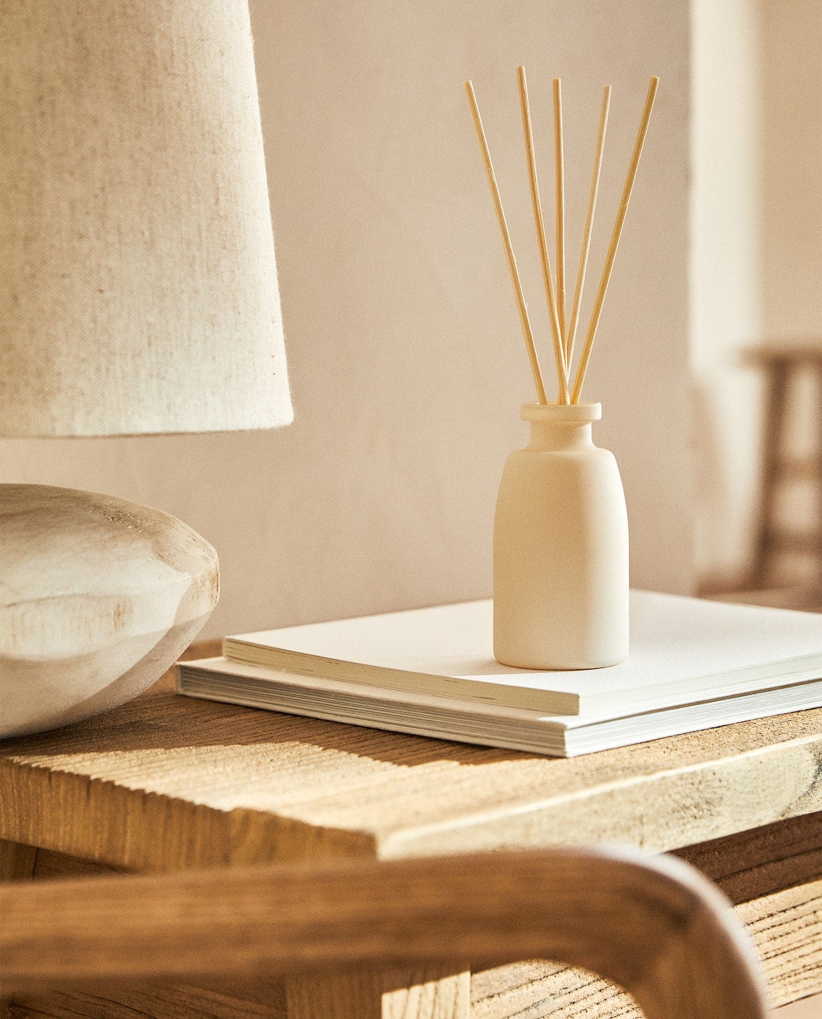 Ambientador de sticks con un olor afrutado irresistible y una duración de unas tres semanas apróximadamente. En Zara Home por 17,99 euros.