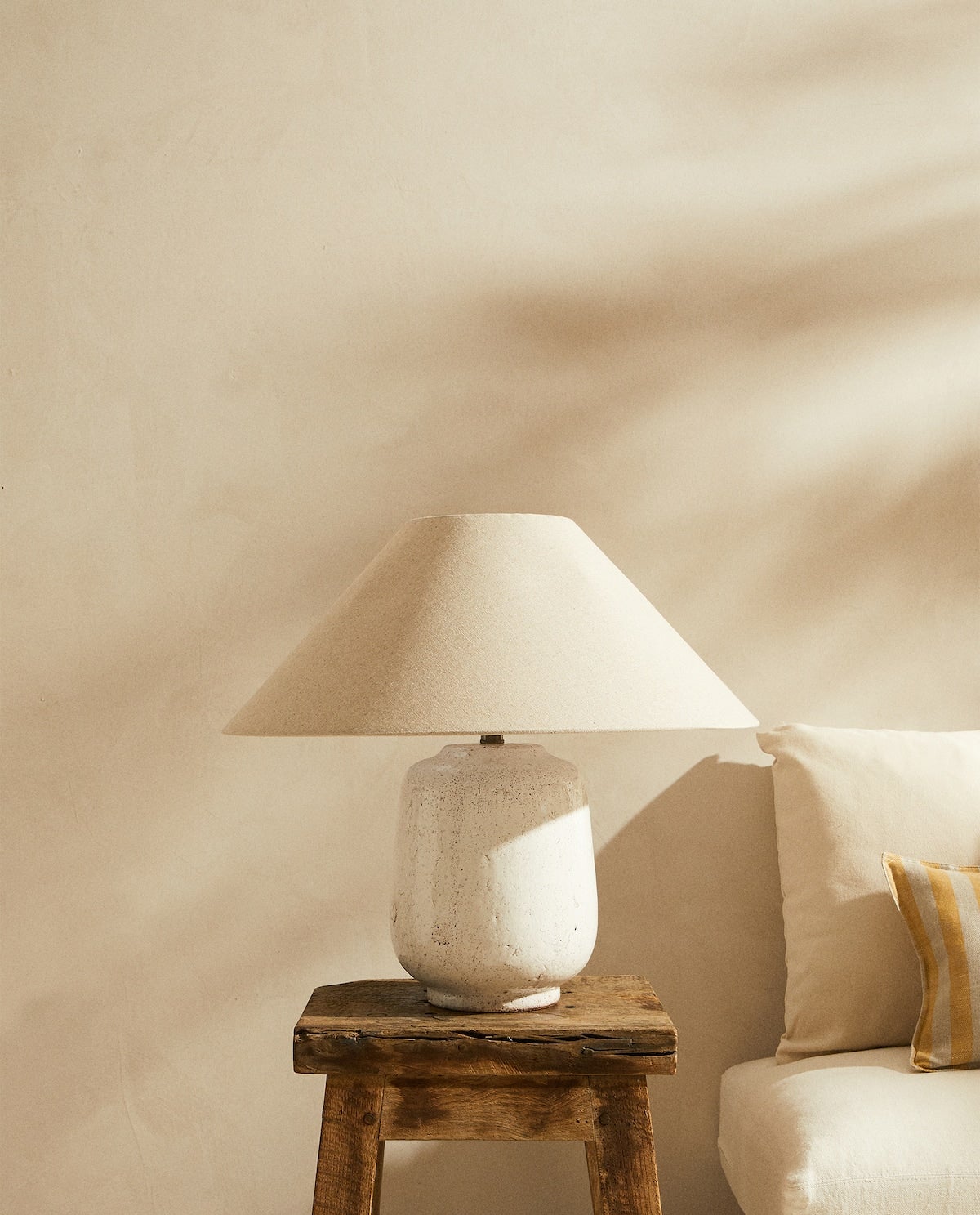 Lámpara con base de cerámica con efecto craquelado y pantalla cónica de lino. (99,99 euros).