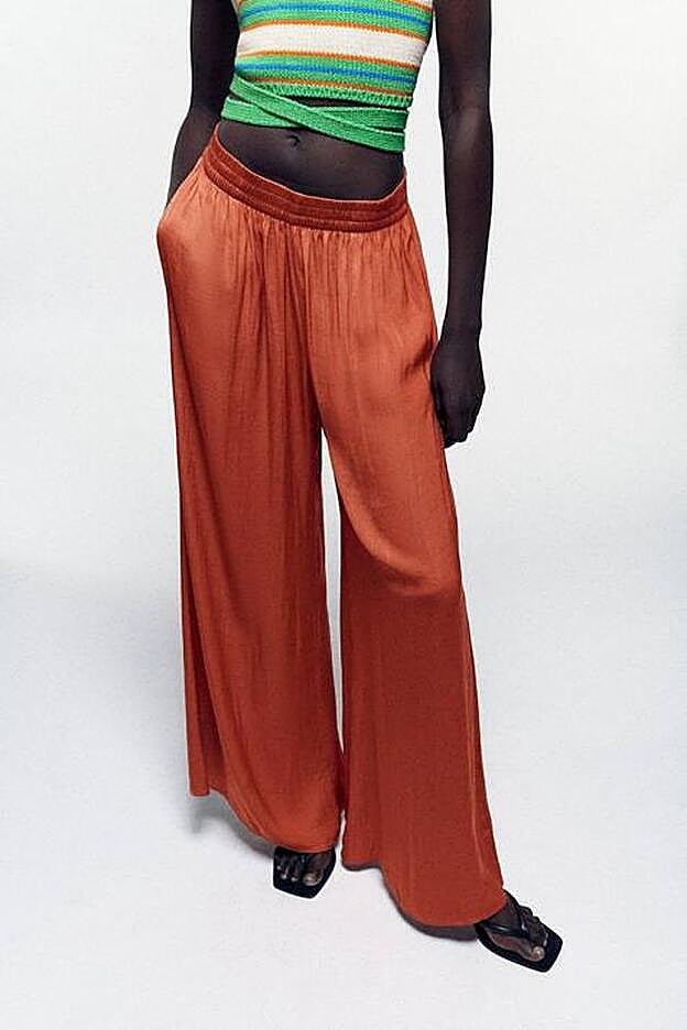 El pantalón fluido resulta cómodo y fresco