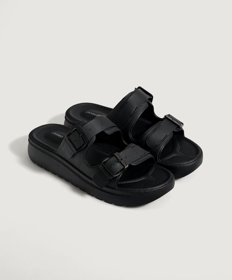Disponible en negro o en nude, estas sandalias de goma con dos hebillas tienen una altura de la suela de 3,5 centímetros y un precio de 25,99 euros.
