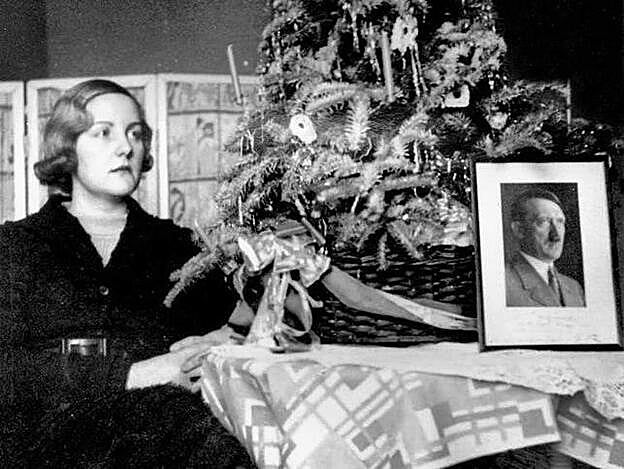 Unity Mitford, posando con un retrato de Hitler en Navidad