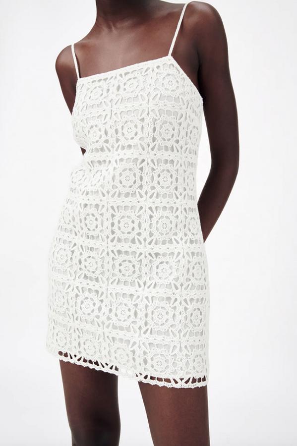 De diseño corto, con escote recto y tirantes finos, este vestido en blanco roto de Zara viene con forro interior combinado a tono y cierre en la espalda con cremallera oculta en costura. Disponible entre las tallas XS y XL, cuesta 39,95 euros.