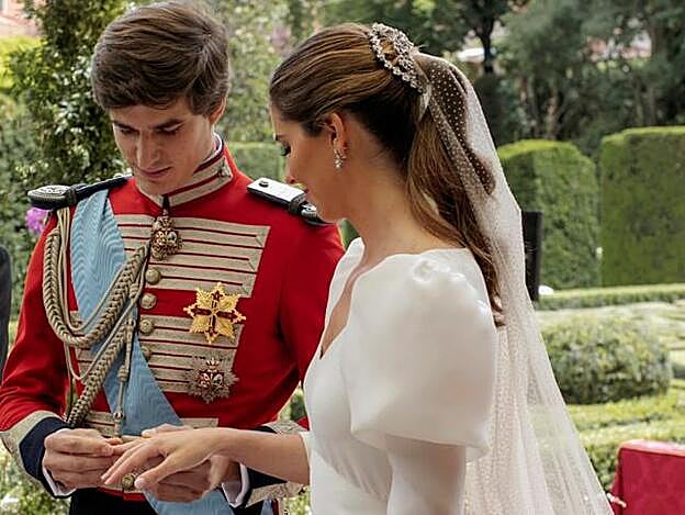 Detalle del velo, el recogido y las joyas que llevaba Belén Corsini en su boda. Rimpiendo la tradición, beleén Corsini es una novia de la casa de alaba sin tiara.
