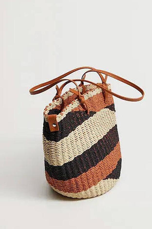 El boloso de Mango color cuero cuesta 39,99 €