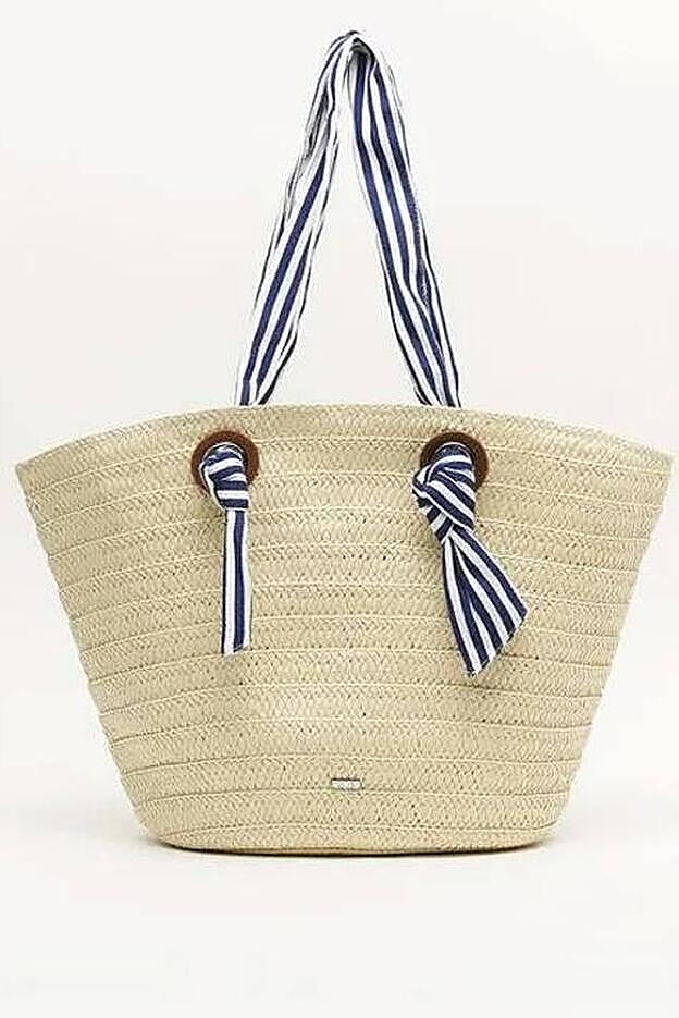 Misako tiene una cesta con dos asas de algodón