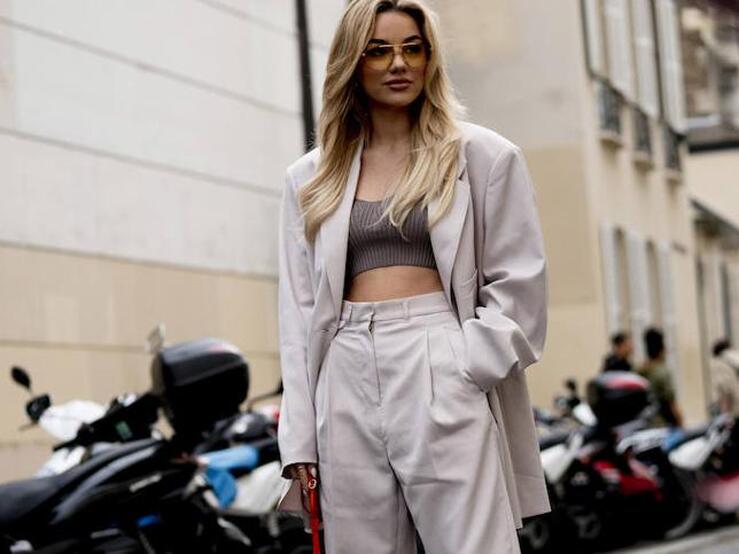 Fotos: El truco definitivo para poder seguir llevando trajes de chaqueta este verano y ser la más elegantes es hacerlo con un crop top