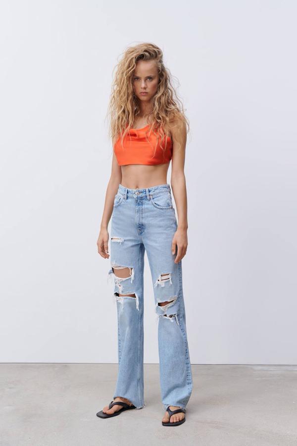 Crop top satinado y escote redondo, de Zara (17,95 €).