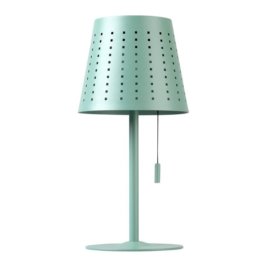 Siempre optamos por tonos blancos o materiales como la fibra en el exterior. Pero, ¿y si probamos con un tono verde? El verde menta está de moda y se puede incluir en la terraza con una luz como esta. Tiene un precio de 39,95 euros y está disponible en El Corte Inglés.