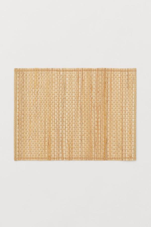 Una alternativa a los manteles son los individuales. Este de fibra natural nos ha conquistado y seguro que también lo harán en tu terraza o balcón. Cuesta 5,99 euros.