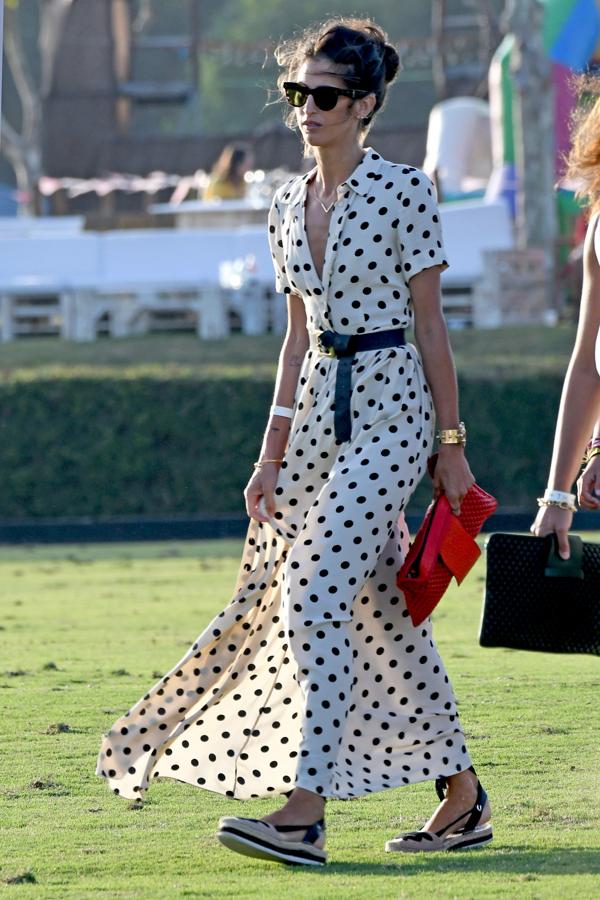 Para un día en el polo en Sotogrande, nada mejor que un maxi vestido camisero de lunares y unas alpargatas planas.