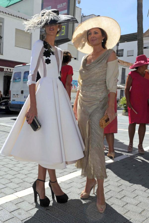 ¿Una invitada de boda de blanco? Si es Inés Domecq y lleva este vestidazo new look con escote fantasía, bordados en negro e impresionante pamela, es un sí rotundo.
