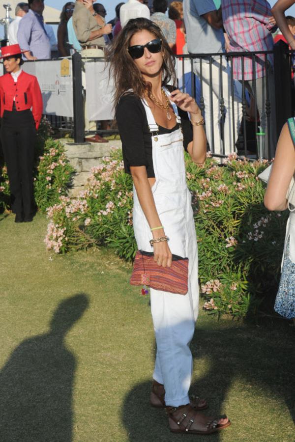 Y para terminar, un look de día con peto blanco vaquero, una de las prendas más tendencia esta temporada, y que Inés Domecq ya llevaba con crop tops en el verano de 2014.