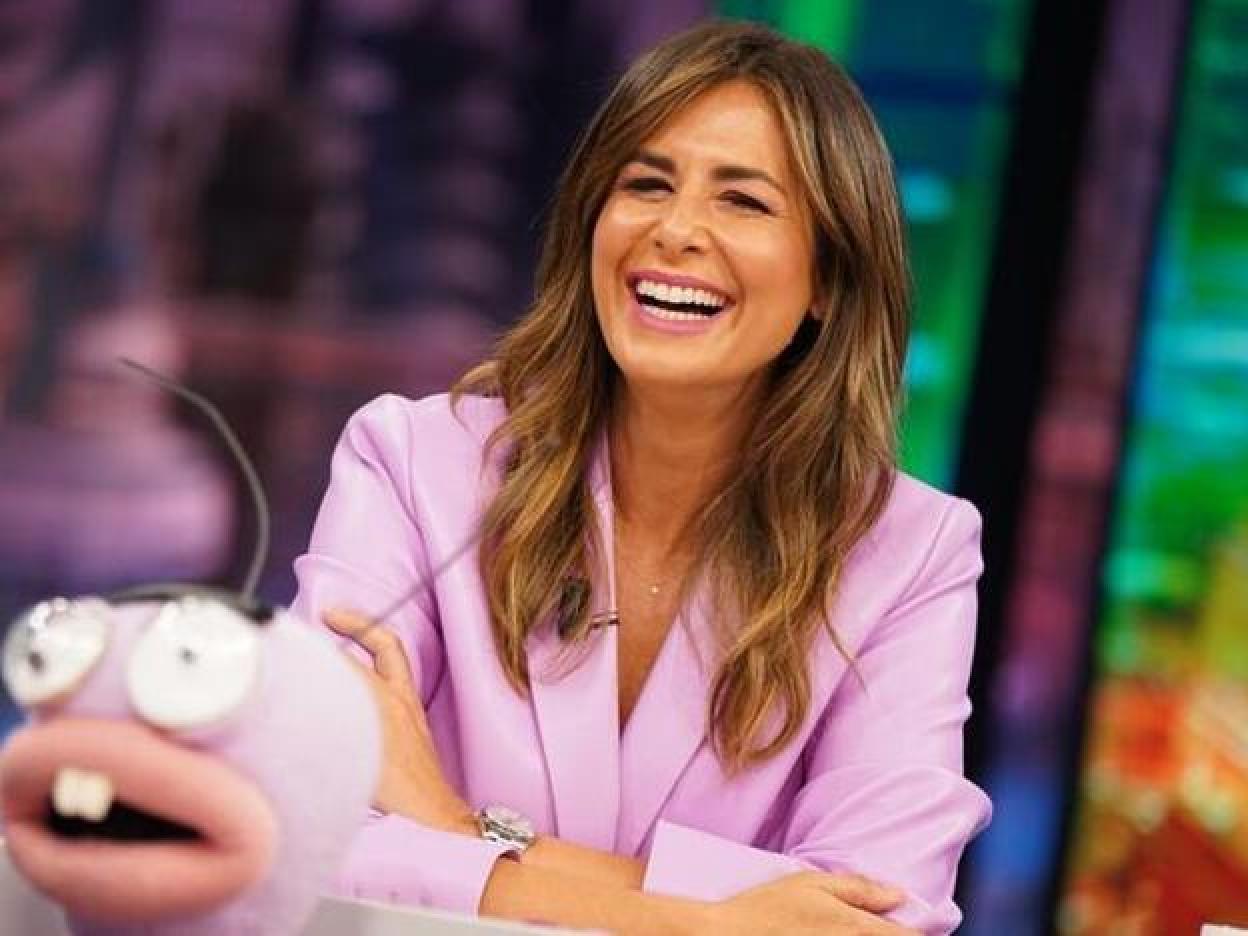 Pincha en la imagen para ver vestidos muy baratos de Mango Outlet perfectos para rejuvenecer tus looks de primavera a partir de los 40.