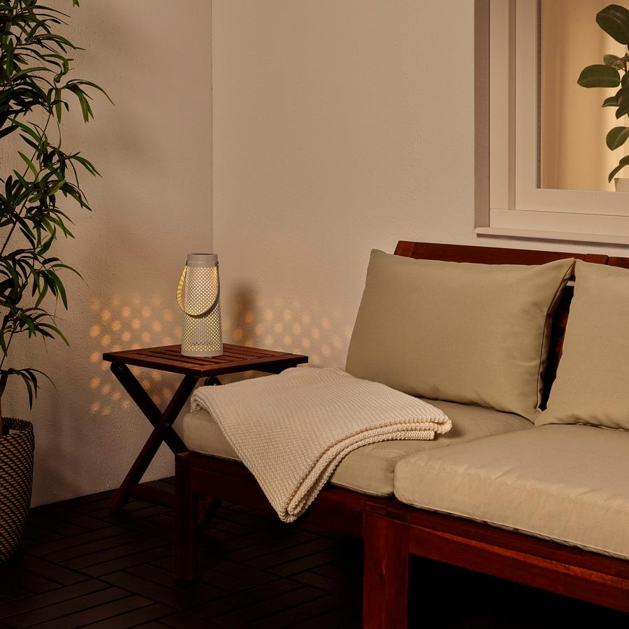 Las lámparas solares siempre son un acierto, ya que ahorran energía. Este modelo tan coqueto está a la venta en Ikea y es parte de sus novedades para la temporada de terrazas. Cuesta 15 euros.