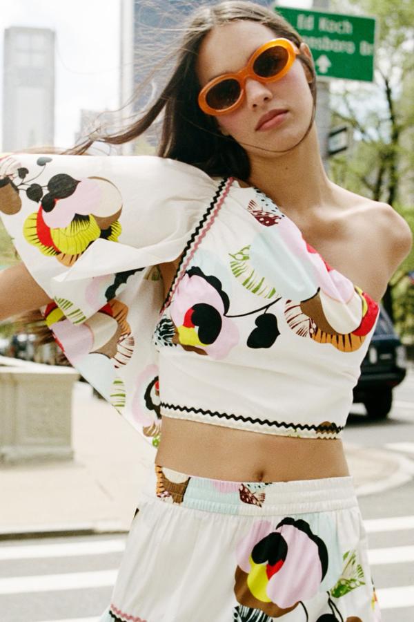 Blusa asimétrica con bordados, de Zara (29,95 €).