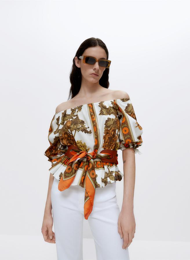 Camisa con escote palabra de honor, manga con puño eástico y cinturón a juego, de Urterqüe (69 €).