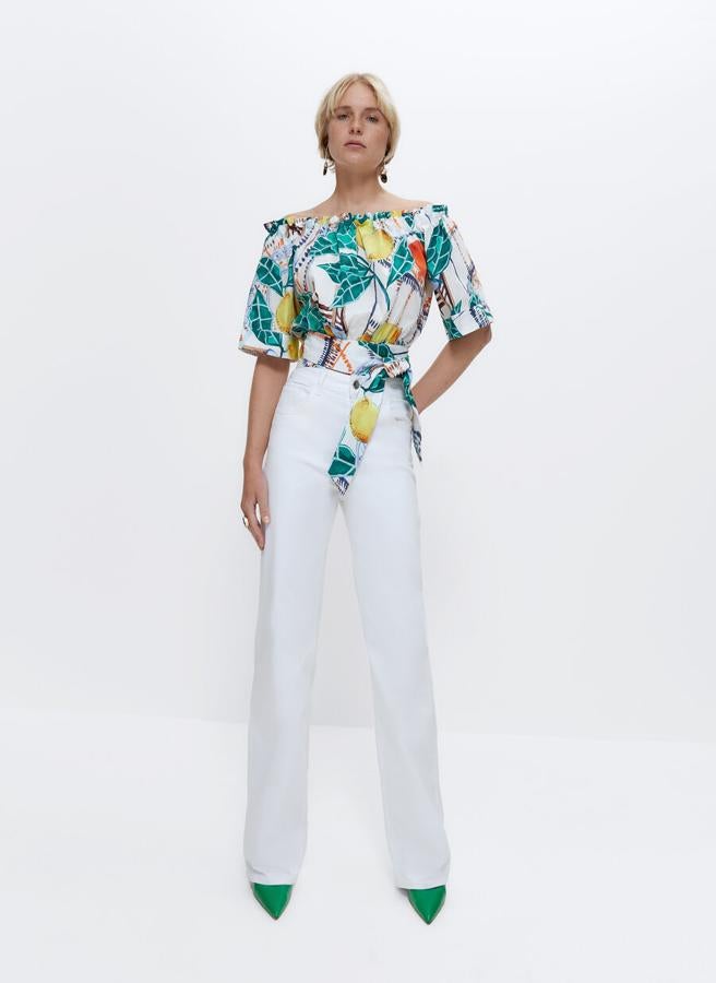 Blusa con escote fruncido palabra de honor y estampado de limones, de Uterqüe (69 €).