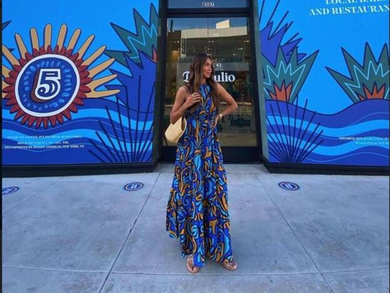 Este vestido estampado en tonos azules y mostaza es una de las prendas más bonitas de la colección de primavera-verano de Zara. Descubre otros flechazos que no puedes perderte.