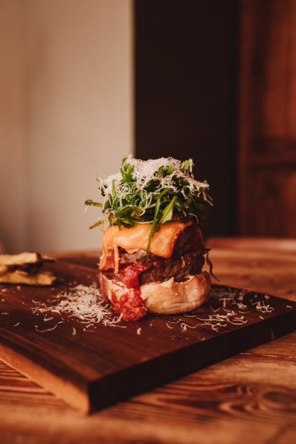 En El Jefe, en el madrileño barrio de Chamberí (ALonso Cano, 103), donde podrás probar la Burguer Licoln Hawk, con 200 grs de jugosísima ternera ecológica de Ávila, acompañada con cebolla dulce, un sabroso sofrito de tomate, rúcula y por supuesto, queso cheddar fundido por la temperatura de la carne.
