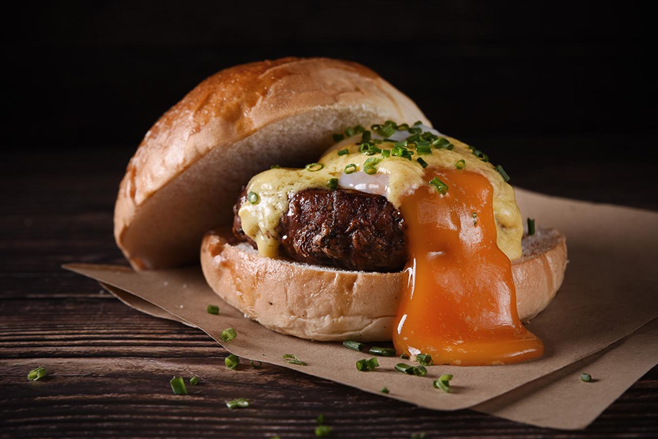 En alguno de los locales de Steakburger, donde ha vuelto La Benedictina, una hamburguesa en pan brioche con mantequilla trufada que envuelve "carne de vacuno coronada con yema liberada por el huevo poché, fusionada con la cremosa salsa holandesa en una explosión de elegantes y refinados sabores, formando así un matrimonio perfecto".